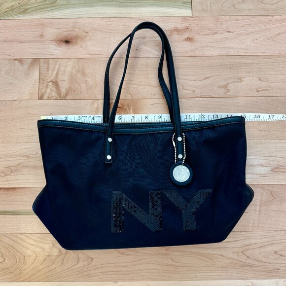 Casual with a hint of style DKNY Active bag - Picture 3 of 9